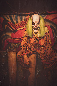 Killer clown with yellow hair at Psycho Path